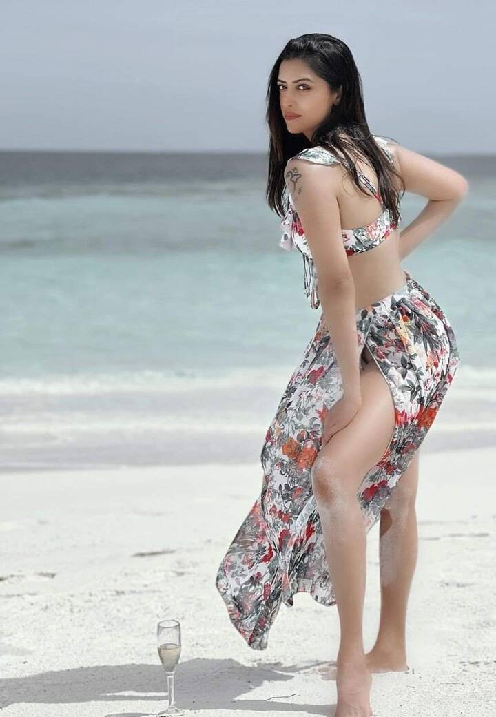 கண்ணுக்கு காவலா சொப்பனத்த போடற கன்னத்துக்கு பவுடரா முத்தங்களப் பூசுற