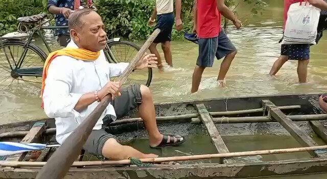 assam minister drives boat to take patient to hospital amid floods Assam Flood : कौतुकास्पद! रुग्णासाठी आसामच्या मंत्र्यांनी पुरात चालवली बोट; व्हिडीओ व्हायरल
