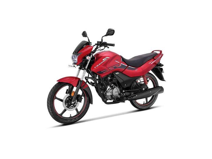 नवीन Passion XTec सर्वोत्तम-इन-सेगमेंट प्रोजेक्टर LED हेडलॅम्प ऑफर करते, जे पारंपारिक हॅलोजन दिव्यांच्या तुलनेत 12 टक्के लांब बीमसह सर्वोत्तम-इन-सेगमेंट ब्राइटनेस देतात. नवीन हेडलॅम्प डिझाइन बाईकची स्पोर्टीनेस आणि एरोडायनॅमिक्स देखील वाढवते. या बाईकमध्ये क्रोमेड 3D ब्रँडिंग आणि रिम टेप आहे, जे याच्या प्रीमियम लूकमध्ये आणखी भर पाडते.