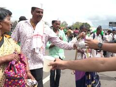 In Pics : दिवे घाटात वारकऱ्यांचा खडतर प्रवास, रॉबिनहूड आर्मी पोहोचली मदतीला