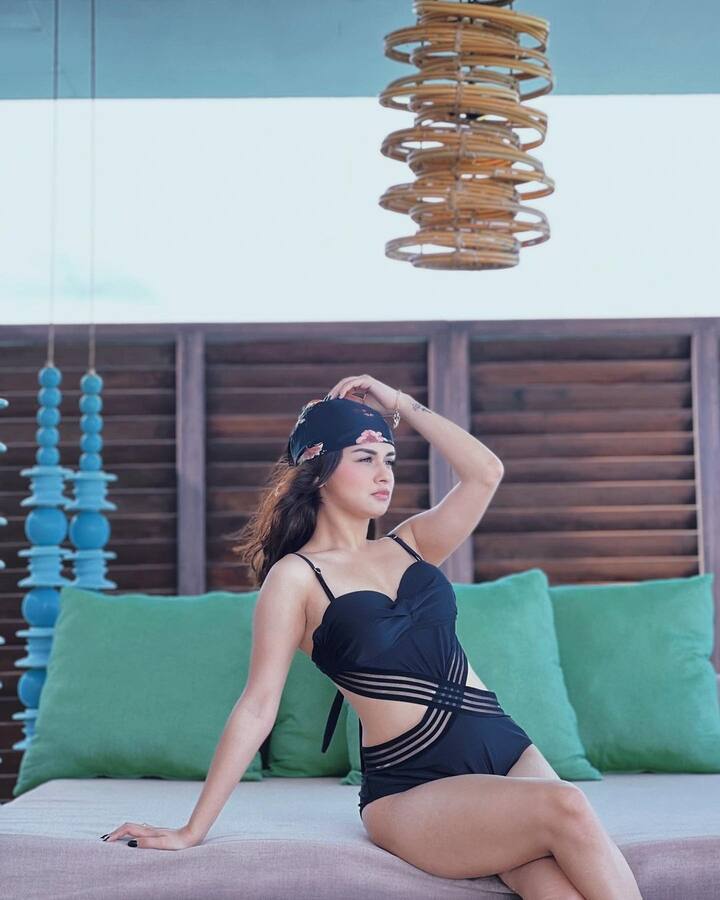 ब्लैक बिकिनी में अवनीत कौर किसी कयामत से बिल्कुल भी कम नहीं लग रही है. फैंस उनकी इस तस्वीरों को बार-बार देख रहे हैं.