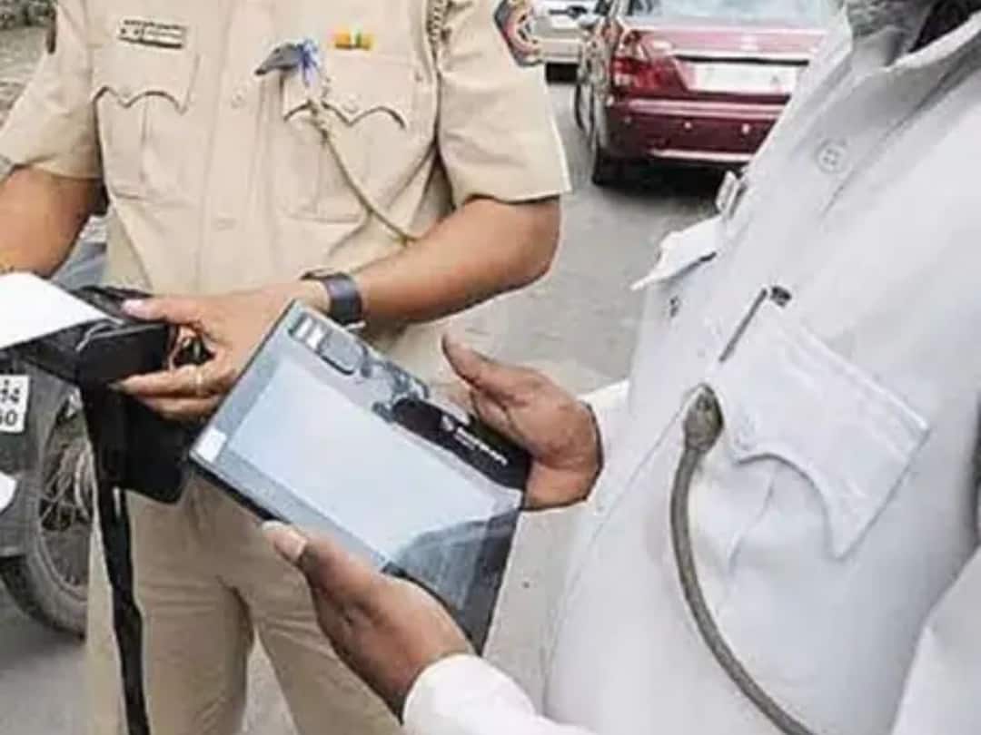 pune news update mumbai pune talegaon express way traffic police asked money for carrying playing cards  Pune : गाडीची कागदपत्रं क्लिअर पण पत्त्यांचा कॅट सापडला म्हणून तरुणांना अडवलं, नियम विचारताच पोलिसाची तारांबळ...