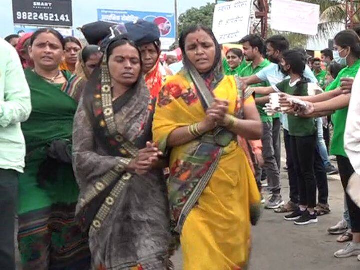 यावेळी कोणी या वारकऱ्यांना लिंबू सरबत आणून देत आहे तर कुणी फराळाचे वाटप करत होते.