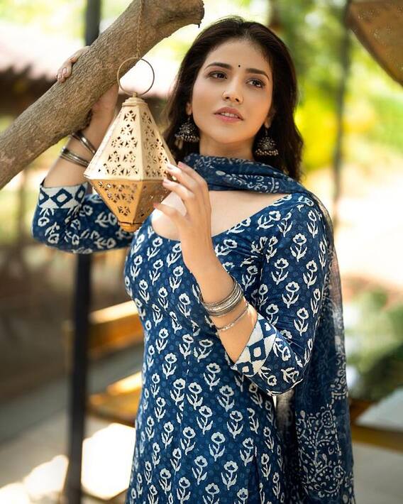 Priyanka Jawalkar Photos: ద్యావుడా!ట్రెడిషనల్ వేర్ లో కూడా ఇలా ఉందేంటి!
