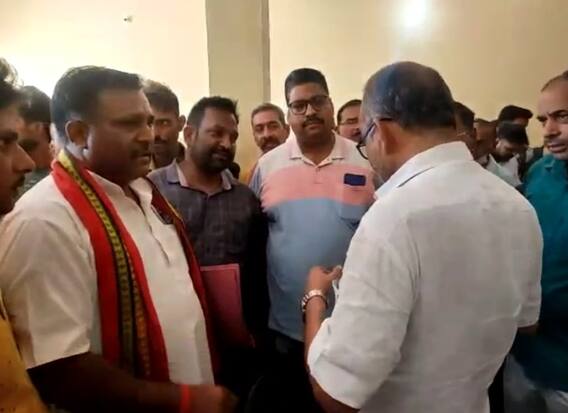 Farrukhabad News: 'मास्टर प्लान 2031' के विरोध में पूर्व सैनिकों ने किया BJP सांसद के घर का घेराव, रखी ये मांग Farrukhabad News: 'मास्टर प्लान 2031' के विरोध में पूर्व सैनिकों ने किया BJP सांसद के घर का घेराव, रखी ये मांग
