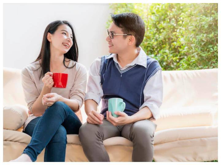 सामने वाले को बताएं: अगर आपको अपनी पाटर्नर की कोई बात बूरी लगी है या आपको उनकी किसी बात से परेशानी है तो उन्हें जरूर बताएं ताकि आप उस बात को लेकर सोचते ना रहें.