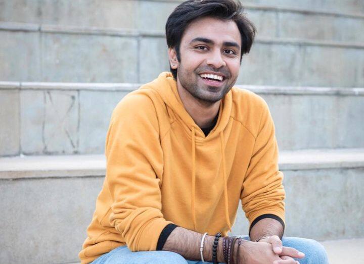 दूसरे नंबर पर है जितेंद्र कुमार यानी जीतू भईया. फिल्म शुरुआत का इंटरवल से फिल्मी करियर की शुरुआत करने वाले  जितेंद्र शुभ मंगल ज्यादा सावधान में भी आ चुके हैं पर उन्हें वेब सीरीज कोटा फैक्ट्री और पंचायत से काफी लोकप्रियता मिली है. हाल ही में रिलीज हुई पंचायत 2 और जितेंद्र की एक्टिंग को लोगों ने बहुत पसंद किया है.