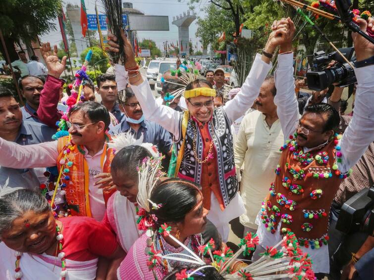 CM Shivraj Chouhan Celebrates Draupadi Murmu Presidential Candidature By Dancing On Tribal Song - Watch CM Shivraj Chouhan: మధ్యప్రదేశ్ సీఎం మాస్ స్టెప్పులు- ఏం డ్యాన్స్ ఏసినవ్ కాకా!