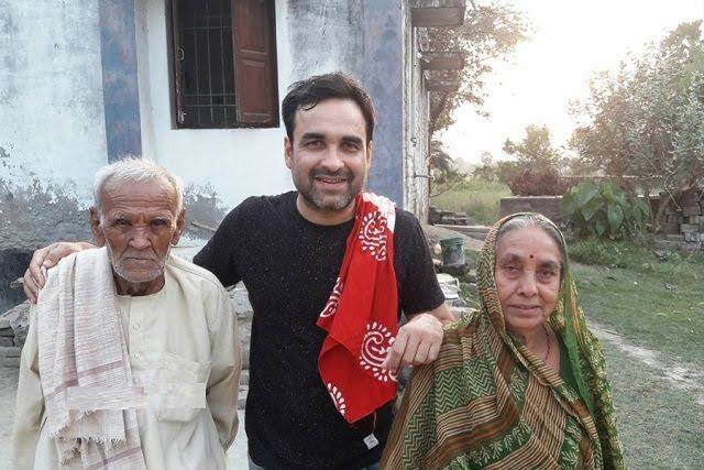 पंकज त्रिपाठी गोपालगंज के रहने वाले हैं और उनके माता-पिता वहीं रहते हैं. एक तरफ जहां एक्टर की फिल्म रिलीज हुई, वहीं दूसरी ओर वह अपने माता-पिता का आशीर्वाद लेने गोपालगंज पहुंचे हैं. हालांकि, उनकी ये तस्वीर पुरानी है. एक्टर सोशल मीडिया पर अपने माता-पिता के साथ कम ही तस्वीर शेयर करते हैं.
