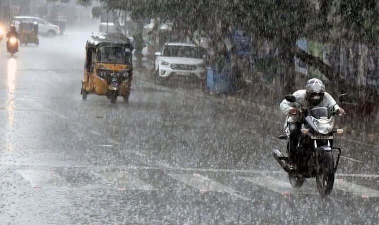 maharashtra monsoon  rains in some parts of the state Maharashtra Rain : मुंबईसह पुणे जिल्ह्यात पावसाची हजेरी, राज्यात शेतकऱ्यांना पावसाची प्रतीक्षा कायम 