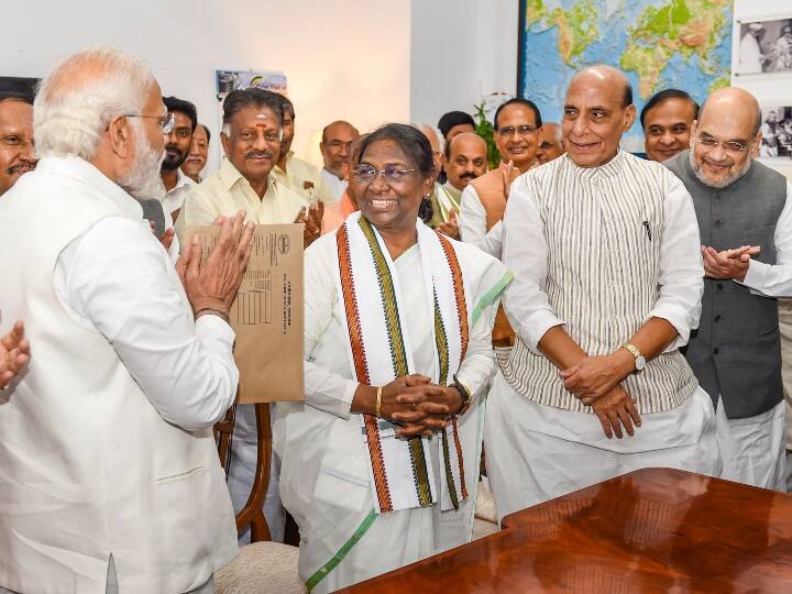 सत्ताधारी राष्ट्रीय जनतांत्रिक गठबंधन (NDA) की ओर से राष्ट्रपति पद की उम्मीदवार द्रौपदी मुर्मू (Droupadi Murmu) ने शुक्रवार को प्रधानमंत्री नरेंद्र मोदी (Narendra Modi) सहित भारतीय जनता पार्टी (BJP) के वरिष्ठ नेताओं की मौजूदगी में अपना नामांकन पत्र दाखिल किया.