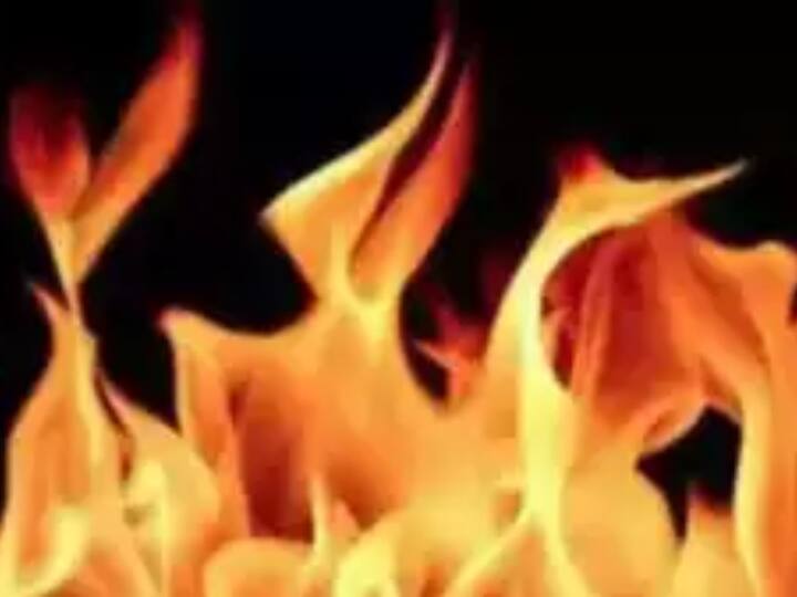 A fire broke out in the bungalow of a Noida resident doctor due Lamp lit for prayer Noida Fire: पूजा के कमरे में जल रहे दीये से डॉक्टर के बंगले में लगी आग, बड़ा हादसा टला