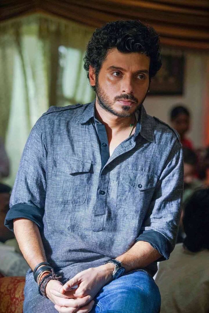 पांचवे नंबर पर है दिव्येन्दु शर्मा. प्यार का पंचनामा से बॉलीवुड डेब्यू करने वाले दिव्येन्दु भी कई फिल्मों में नजर आ चुके हैं पर उन्हें भी बड़ा ब्रेक सीरीज मिर्जापुर में मुन्ना भईया से मिला.