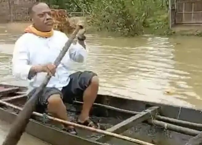 Watch: Assam Minister Turns Boatman To Ferry Man To Hospital Amid Floods Assam Flood: પૂર વચ્ચે દર્દીને હોસ્પિટલ પહોંચાડવા આસામના મંત્રીએ ચલાવી હોડી, જુઓ Video