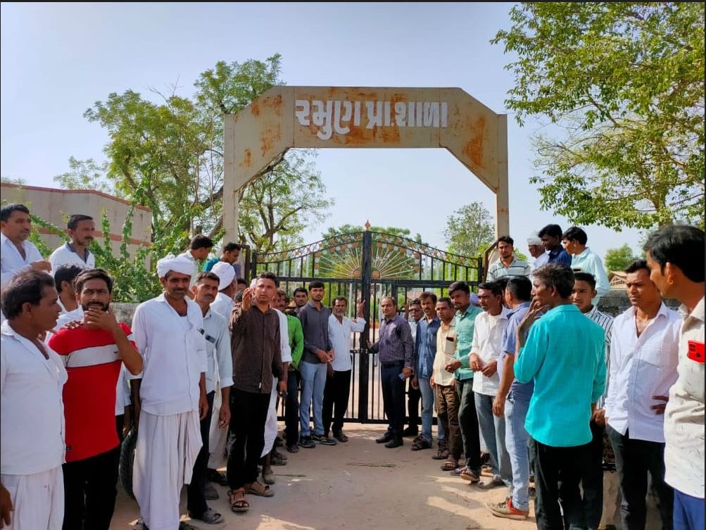 ગુજરાતની આ શાળાને શિક્ષકે એવું સ્ટેટસ મૂક્યું કે મચી ગયો ખળભળાટ, શાળાને લાગ્યા તાળા