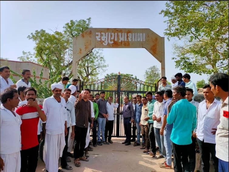 In Ramun village, the school was closed due to the bad behavior of the principal ગુજરાતની આ શાળાને શિક્ષકે એવું સ્ટેટસ મૂક્યું કે મચી ગયો ખળભળાટ, શાળાને લાગ્યા તાળા