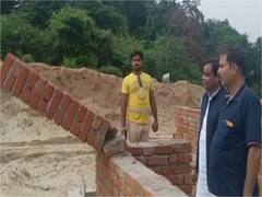 Pratapgarh News: निर्माणाधीन कॉलेज में घटिया क्वालिटी का इस्तेमाल, विधायक के हाथ से धक्का देते ही गिर गई दीवार