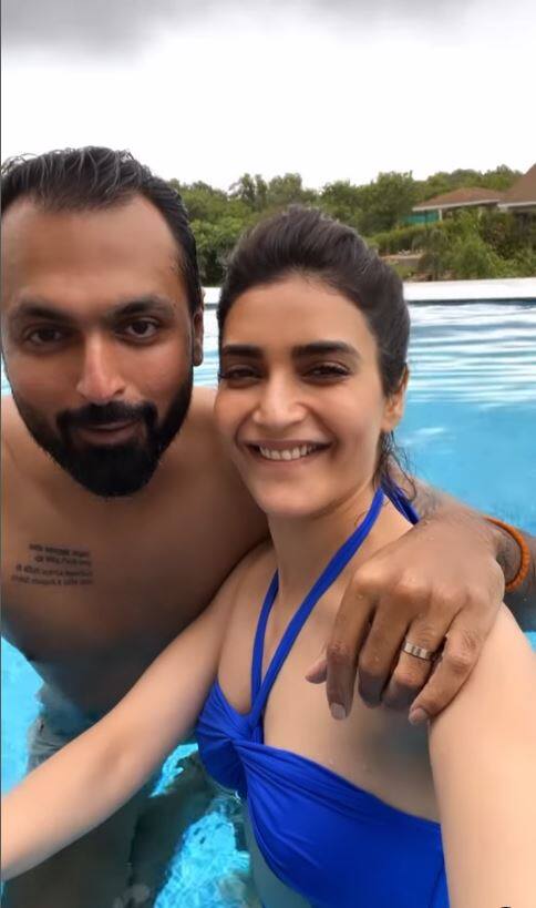 કરિશ્મા તન્ના સોશિયલ મીડિયા પર ખૂબ જ એક્ટિવ છે અને હવે જ્યારે તેણે પતિ વરુણ બંગેરા સાથે પૂલમાં મસ્તિ કરતી તસવીરો શેર કરી છે.