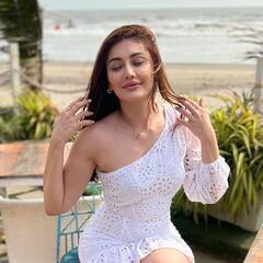 Shefali Jariwala Photos : ट्रांसपेरेंट शॉर्ट ड्रेस पहन समंदर के बीच पहुंचीं शेफाली जरीवाला, शेयर कीं ऐसी तस्वीरें