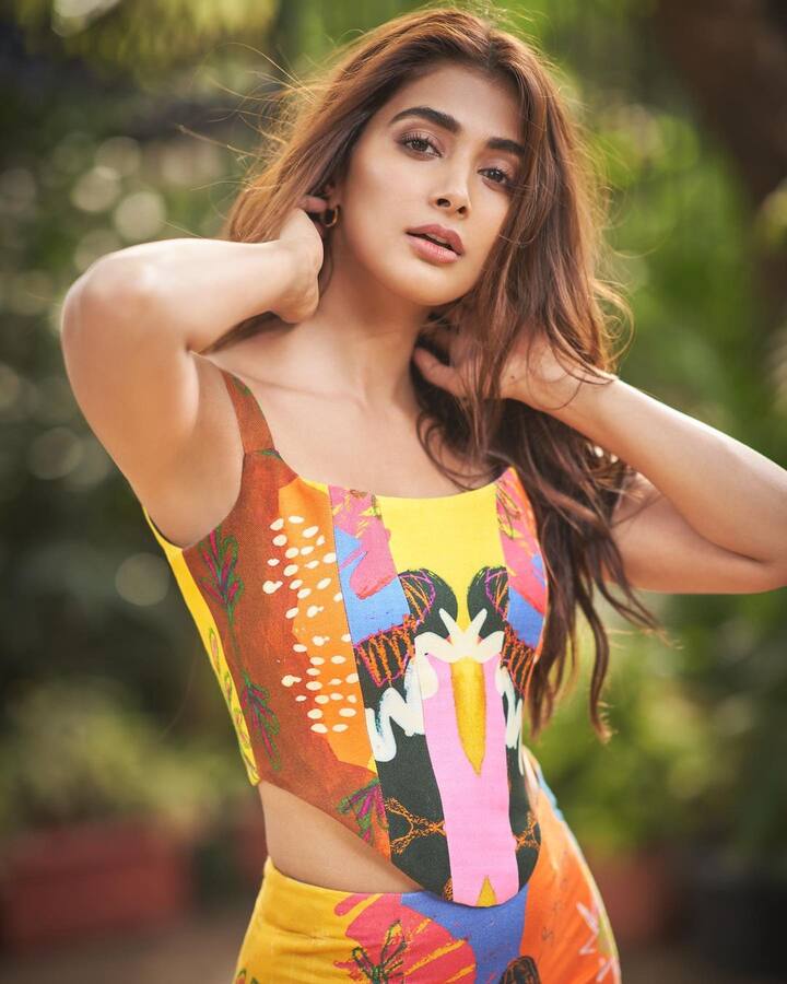 पूजाने नुकताच हा नवीन लूक लूक सोशल मीडियावर शेअर केला आहे.(P.C.pooja hegde instagram)
