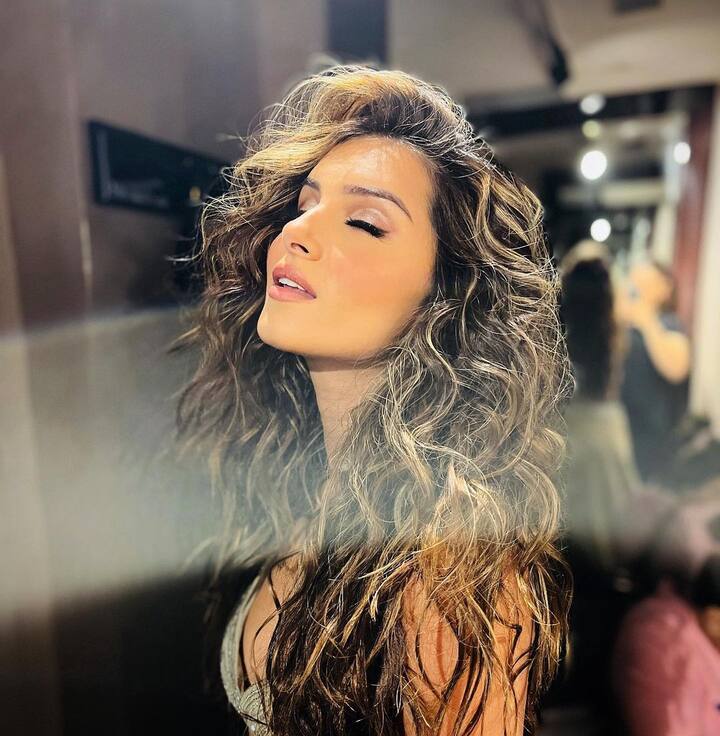 तारा सुतारियाने तिच्या सोशल मीडिया अकाउंटवर हे लेटेस्ट फोटो शेअर केले आहेत. यादरम्यान ताराने खूप बोल्ड ड्रेस परिधान केला आहे. तारा गोल्डन कलरच्या डीप नेक ड्रेसमध्ये दिसत आहे. (photo:tarasutaria/ig)