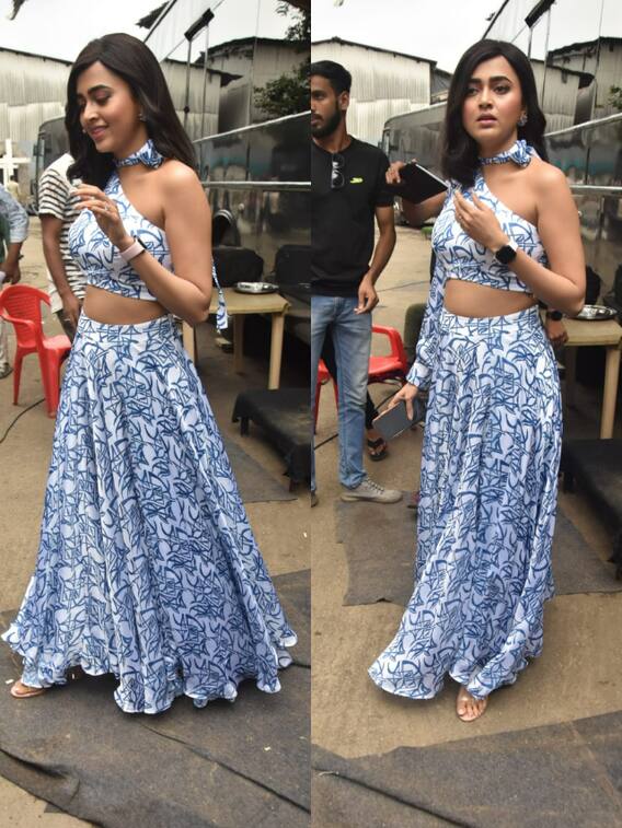 ऑफ शोल्डर टॉप के साथ लॉन्ग स्कर्ट पहन प्यारी लगीं तेजस्वी