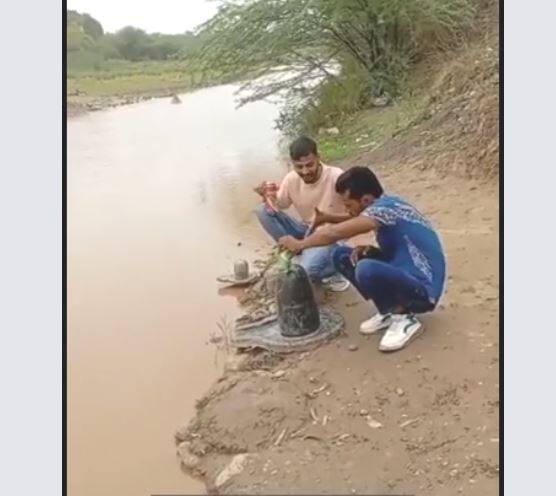 Video of Shivling's anointing with beer, Hindu community lodges complaint with police ਬੀਅਰ ਨਾਲ ਸ਼ਿਵਲਿੰਗ ਦੇ ਅਭਿਸ਼ੇਕ ਦਾ Video, ਹਿੰਦੂ ਸਮਾਜ ਨੇ ਪੁਲਿਸ 'ਚ ਦਿੱਤੀ ਸ਼ਿਕਾਇਤ