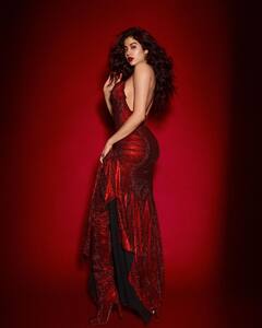 Janhvi Kapoor:  ఇంతందంగా దేవుడు నిన్నెలా సృష్టించాడు బేబీ?  జాన్వీని చూసి మనసు జార్చేసుకుంటున్న కుర్రాళ్లు