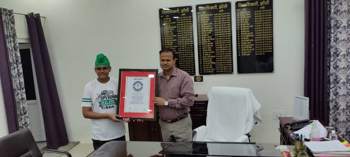 अर्शप्रीत सिंह ने डीएम झांसी, कमिश्नर झांसी को भी उनका पोट्रेट बना कर दिया और उन्होंने उसे सम्मानित किया. अनुराग शर्मा सांसद झांसी को उनका पोट्रेट बना कर दिया. उन्होंने भी सम्मानित किया .