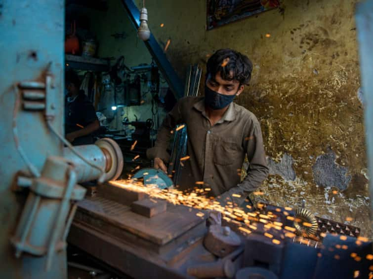 India core sector output growth slows to 20-month low of 0.1 percent in October Industry Growth: 8 बुनियादी उद्योगों का उत्पादन अक्टूबर में हुआ सुस्त, 20 महीने के निचले स्तर पर पहुंचा