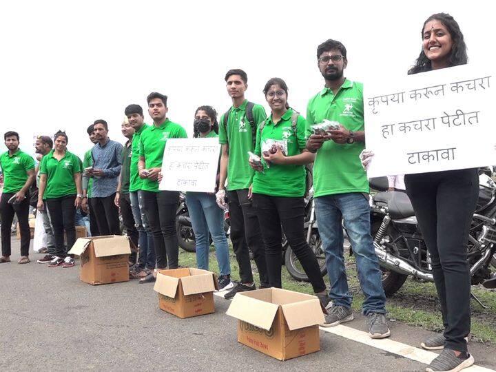 बहुधा अशीच मानसिकता असणारे जवळपास चारशे तरुण-तरुणी असणारी रॉबिनहूड आर्मी वारकऱ्यांच्या सेवेसाठी पालखीत आली आहे.