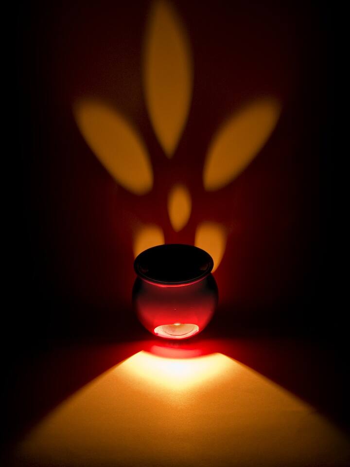 'ইশকওয়ালা লাভ' হোক কিংবা ব্রেকআপের বিস্ফোরণ, সবেতেই অব্যর্থ টোটকা অ্যারোমাথেরাপি। অফিস থেকে ঘরে ফিরে অনেকসময়ই মেজাজ চড়ে থাকে ? যার প্রভাব গিয়ে পড়েছে আপনার সম্পর্কেও। তবে এবার রোমান্টিক হয়ে সম্পর্কে অক্সিজেন ভরতে অন্যতম অ্যারোমাথেরাপি।