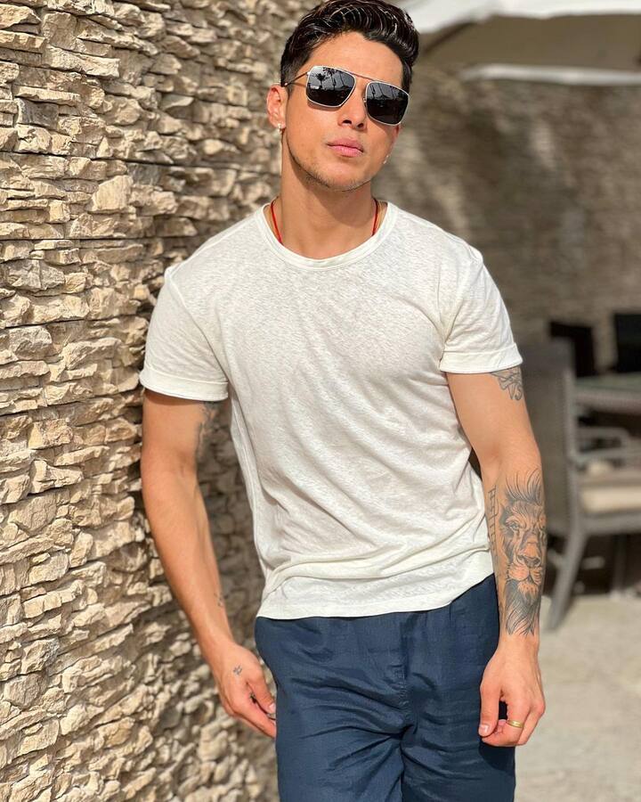 प्रतीक सहजपाल को लेकर हाल ही में खबरें आई हैं कि वो खतरों के खिलाड़ी 12 से एलिमिनेट हो चुके हैं . ऐसे में फैंस ये उम्मीद कर रहे हैं कि जल्द ही प्रतीक को शो में वापसी के लिए सेकंड चांस मिल सकता है. अब देखना ये होगा कि फैंस की ये चाहत पूरी होती है या नहीं.