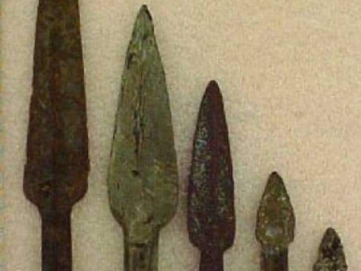 4000 years old swords are discovered in farmland in uttarpradesh mainpuri district உ.பி: விவசாய நிலத்தில் கிடைத்த ஆயுதங்கள்.. ஆய்வு செய்து அதிர வைத்த ஆய்வாளர்கள்..