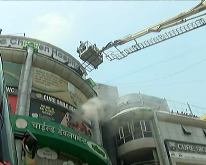 આ અંગે સામે આવેલી વિગતો અનુસાર ખાનગી ઓફિસના સર્વર રૂમમાં આગ લાગી હતી. આગ ઉપર કાબુ મેળવી તમામને સલામત બહાર કઢાયા છે.