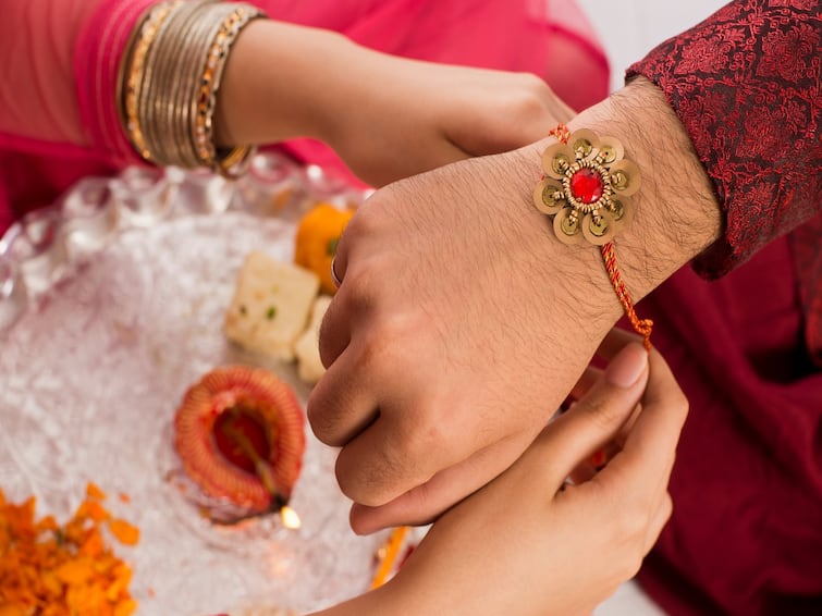 Raksha Bandhan 2022: Know why not tie rakhi on hand of brother in Bhadra mahurat Raksha Bandhan 2022: ભદ્રા મુહૂર્તમાં નથી બાંધવામાં આવતી રાખડી, જાણો શુભ અને અશુભ મુહૂર્ત