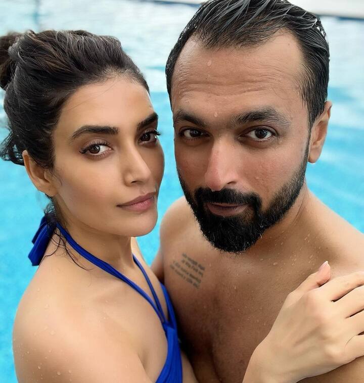 दोघेही पूलमध्ये खूप रोमँटिक पोज देत आहेत. करिश्मा आणि वरुण एकमेकांमध्ये हरवलेले दिसतायत.(photo:karishmaktanna/ig)