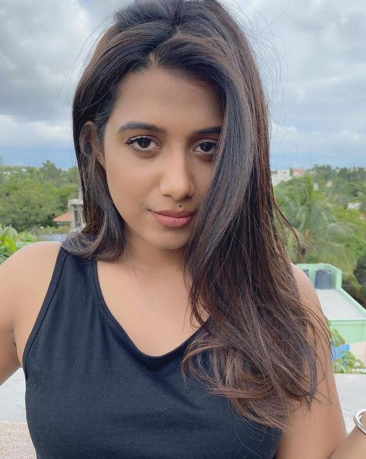 இது கனவா, இல்லை நினைவா? என்று கிள்ளிப் பார்த்தேன்; உன் கண்களை பார்த்து நான் உறைந்த நிமிடத்தை!