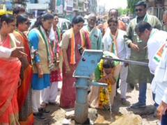 Sagar News: सागर में मेयर प्रत्याशी के सामने फेल हुआ हैंडपंप, सामने आई पेयजल की समस्या, जानें पूरा मामला