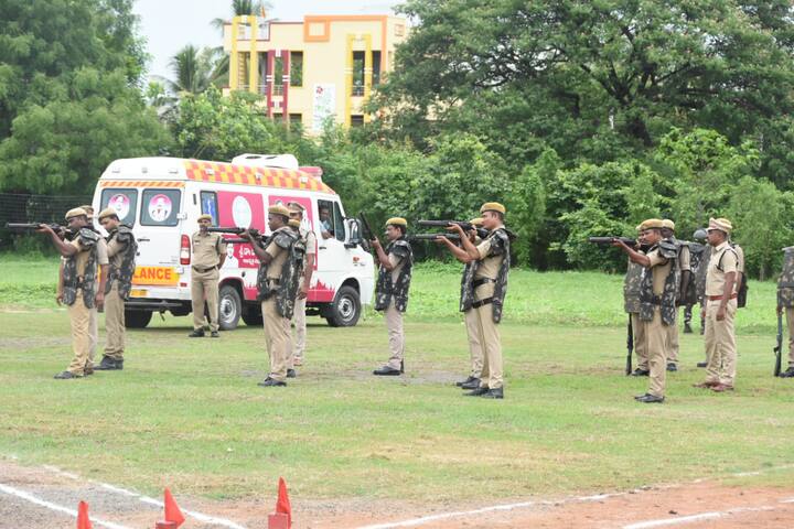 ఆయుధాల వినియోగంపై పోలీసు సిబ్బంది డ్రిల్