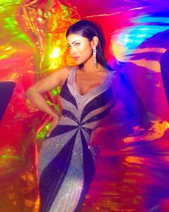 PHOTO: शिमरी गाऊनमध्ये दिसला मौनी रॉयचा सिझलिंग लुक, स्टाइल पाहून चाहते झाले क्लीन बोल्ड!