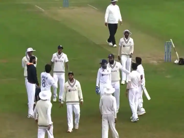 Rishabh Pant ਨੇ ਭਾਰਤੀ ਖਿਡਾਰੀਆਂ ਨਾਲ ਆਊਟ ਹੋਣ ਦਾ ਮਨਾਇਆ ਜਸ਼ਨ, ਵੀਡੀਓ ਵਾਇਰਲ Rishabh Pant ਨੇ ਭਾਰਤੀ ਖਿਡਾਰੀਆਂ ਨਾਲ ਆਊਟ ਹੋਣ ਦਾ ਮਨਾਇਆ ਜਸ਼ਨ, ਵੀਡੀਓ ਵਾਇਰਲ