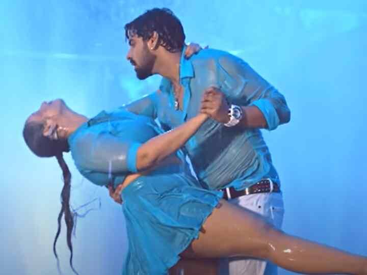 Bhojpuri Song: बारिश में भीगी Rani Chatterjee को देख दीवाने हुए आदित्य ओझा, वीडियो वायरल Bhojpuri Latest Song 2022 Rani Chatterjee viral video going viral with aditya ojha Bhojpuri Song: बारिश में भीगी Rani Chatterjee को देख दीवाने हुए आदित्य ओझा, वीडियो वायरल