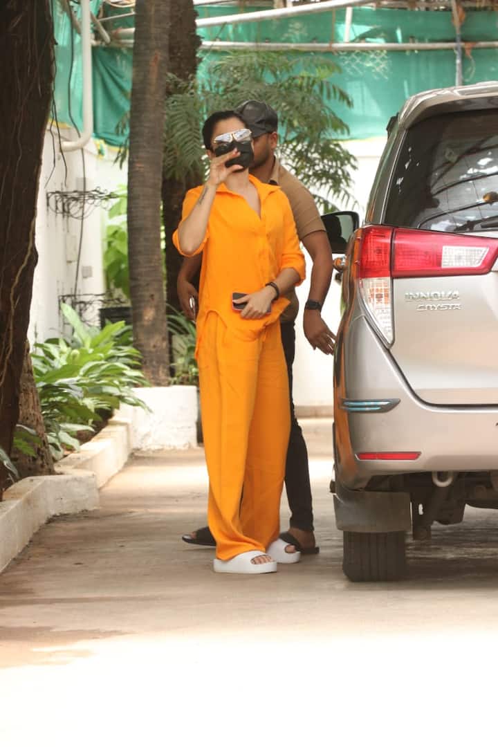 कोरोना के बढ़ते केसेज के बाद एक्ट्रेस ने सावधानी बरतते हुए मास्क भी लगाया हुआ था.