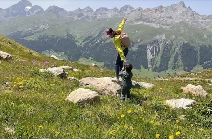 ਸ਼ਾਹਿਦ ਵੱਲੋਂ ਸ਼ੇਅਰ ਕੀਤੀ ਗਈ ਫੋਟੋ 'ਚ ਇਹ ਲੋਕ ਪਹਾੜਾਂ 'ਤੇ ਖੂਬਸੂਰਤ ਵਾਦੀਆਂ ਦਾ ਆਨੰਦ ਲੈ ਰਹੇ ਹਨ।