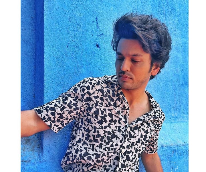 'मीडियम स्पायसी' चित्रपटामध्ये ललितसोबत अभिनेत्री सई ताम्हणकर आणि अभिनेत्री पर्ण पेठे या देखील आहेत.