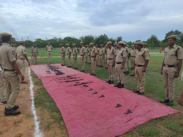 ఆయుధాలను ఏ సమయంలో ఉపయోగించాలో సమస్యను ఎలా సద్దుమణిగేలా చేయాలో తదితర అంశాలపై డ్రిల్ చేశారు.