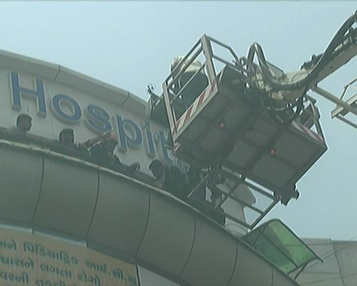 અમદાવાદના પરિમલ ગાર્ડન પાસે આગ લાગવાની ઘટના સામે આવી છે. દેવ કોમ્પલેક્સ બિલ્ડિંગના ત્રીજા માળે આગ લાગી હતી.