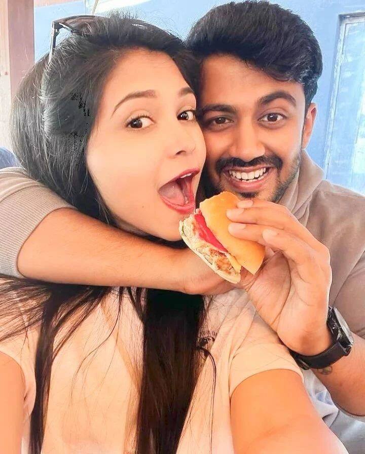 అమూల్య గౌడ, నిరంజన్ ఇద్దర కలసి కన్నడలో 'కమల' అనే సీరియల్ లో నటించారు. ఆ తర్వాత రియల్ లైఫ్ లో బెస్ట్ ఫ్రెండ్ గా మారారు. బుల్లితెరపై బెస్ట్ రొమాంటిక్ జోడీగా అవార్డు అందుకున్నారు కూడా..