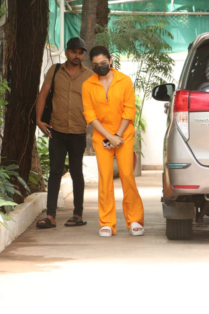 रश्मिका बॉलीवुड के कई बड़े-बड़े डायरेक्टर्स के साथ काम करने जा रही हैं. वह बॉलीवुड में धमाल मचाने को पूरी तरह से तैयार हैं.
